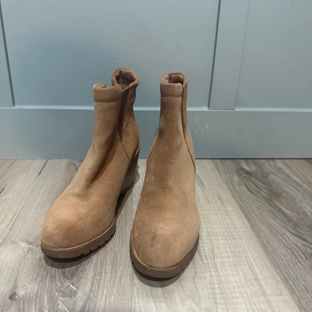 Sorel after hours Chelsea wedge boot tan suede material‎ women's size 10